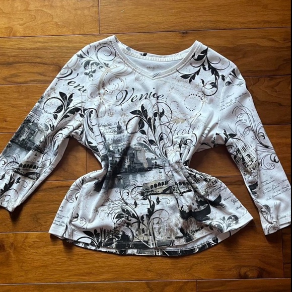 Alia White and black long sleeve top with a touch of goth style - Picture 3 of 4